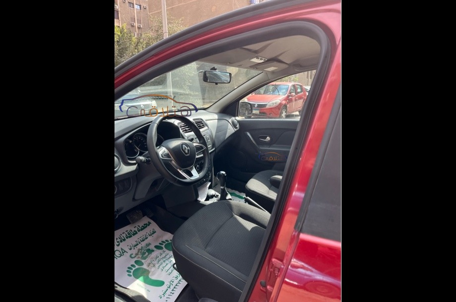 Sandero Renault احمر