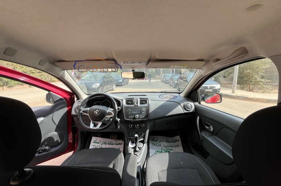 Sandero Renault احمر