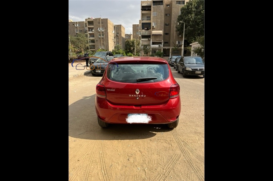 Sandero Renault احمر
