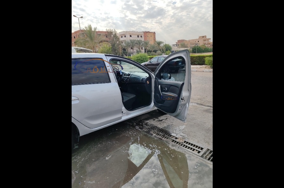 Sandero Renault فضي