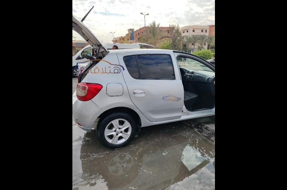 Sandero Renault فضي