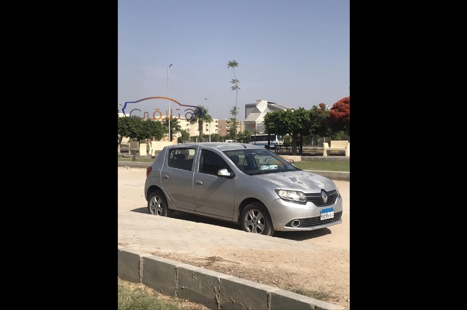 Sandero Renault فضي