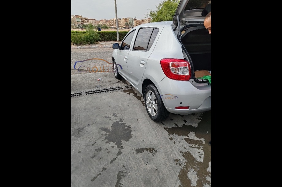 Sandero Renault فضي