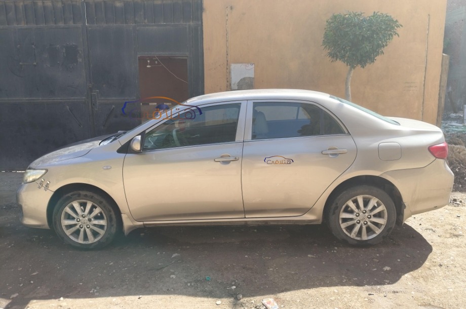 Corolla Toyota ذهبي