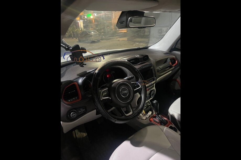 Renegade Jeep أبيض
