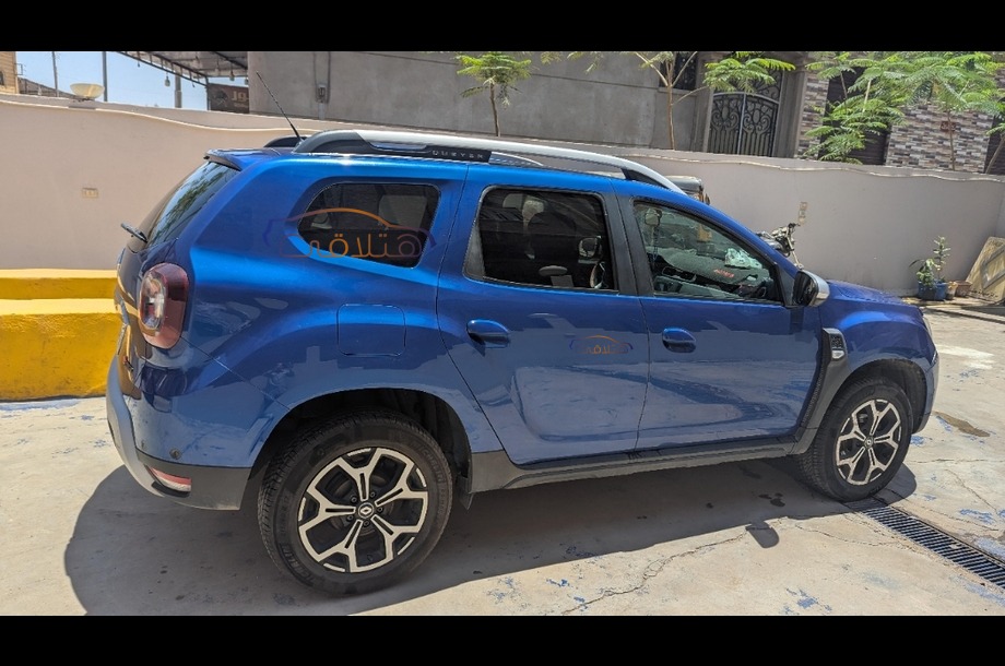 Duster Renault أزرق
