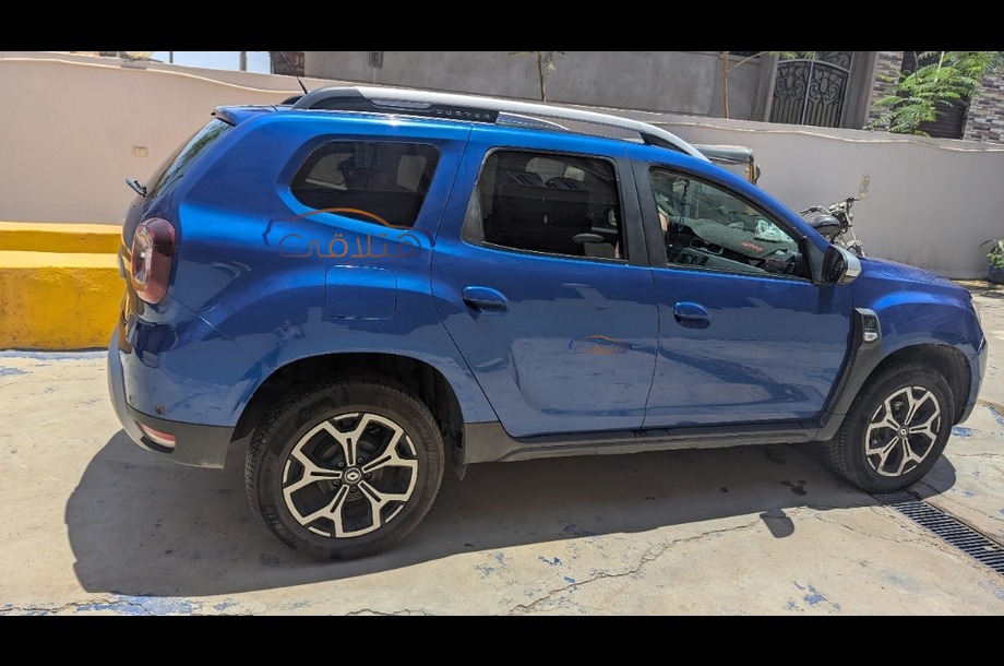 Duster Renault أزرق