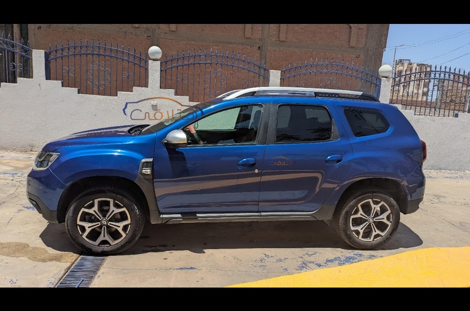 Duster Renault أزرق