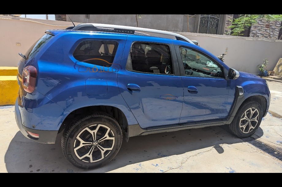 Duster Renault أزرق