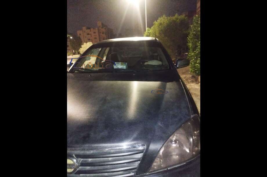 Sunny Nissan أسود