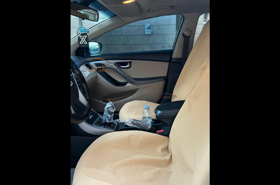 Elantra Hyundai فضي
