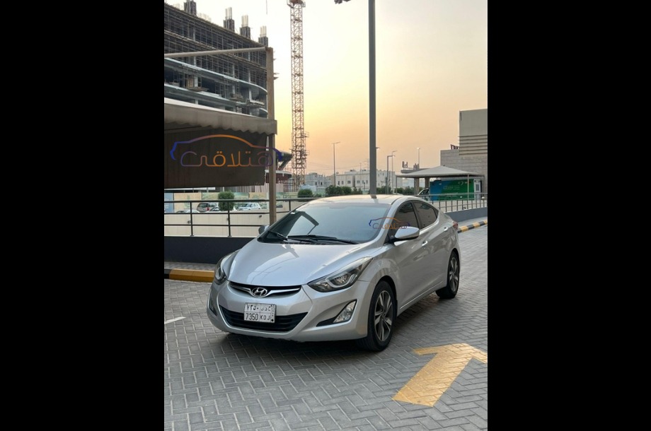 Elantra Hyundai فضي