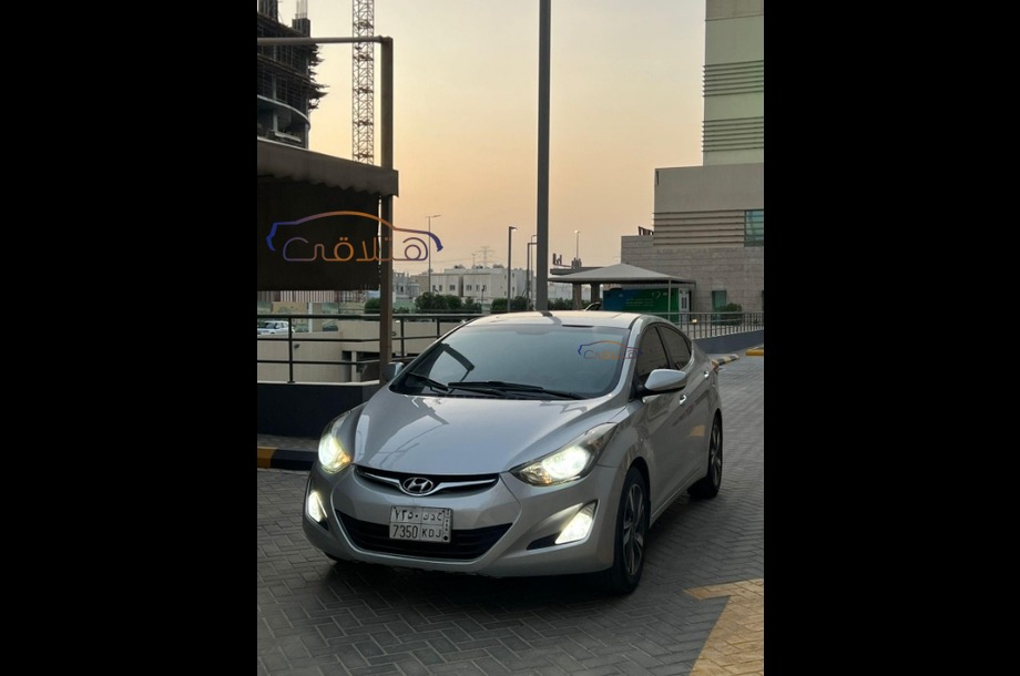 Elantra Hyundai فضي