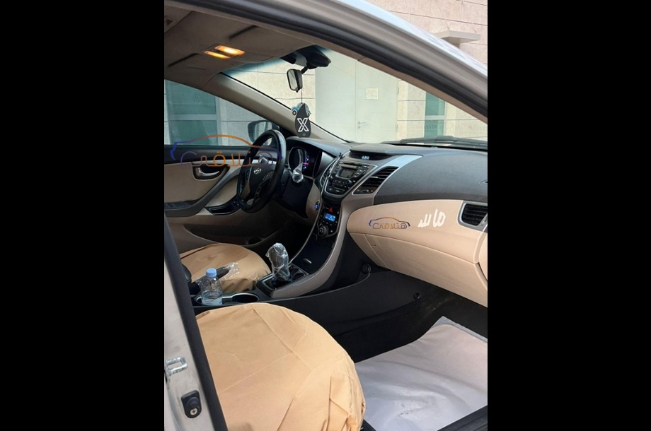 Elantra Hyundai فضي