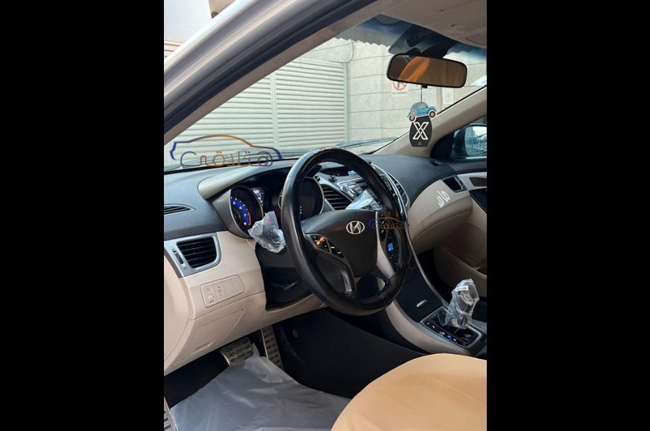Elantra Hyundai فضي