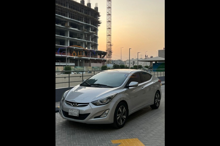 Elantra Hyundai فضي