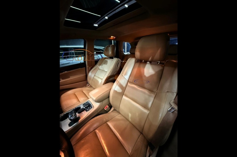 Grand Cherokee Jeep برونزي