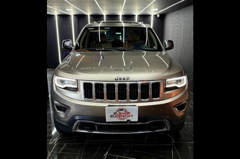 Grand Cherokee Jeep برونزي