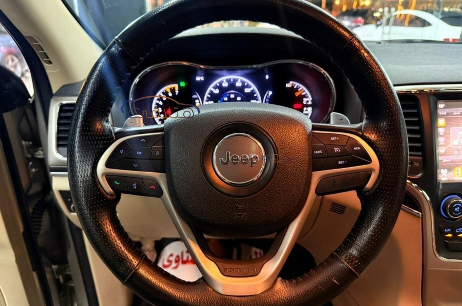 Grand Cherokee Jeep برونزي