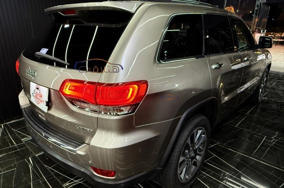 Grand Cherokee Jeep برونزي