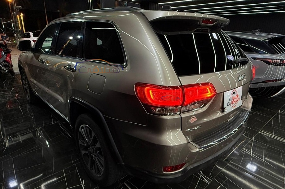 Grand Cherokee Jeep برونزي