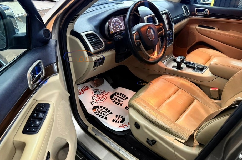 Grand Cherokee Jeep برونزي