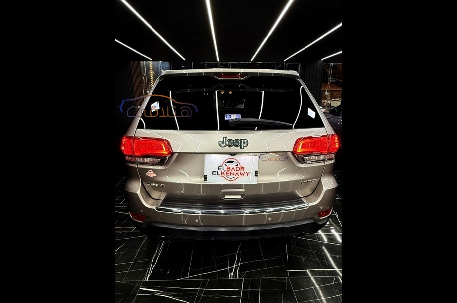 Grand Cherokee Jeep برونزي