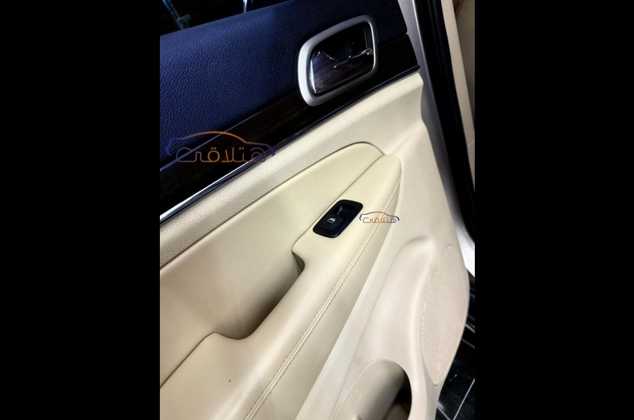 Grand Cherokee Jeep برونزي