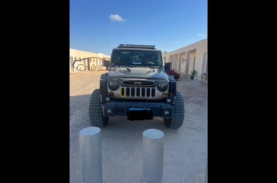 Wrangler Jeep ذهبي