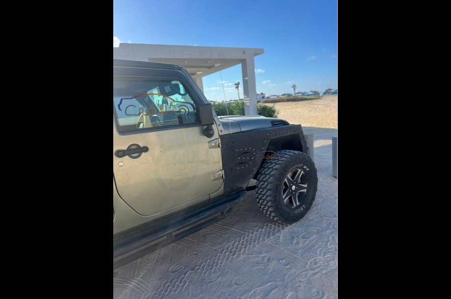 Wrangler Jeep ذهبي
