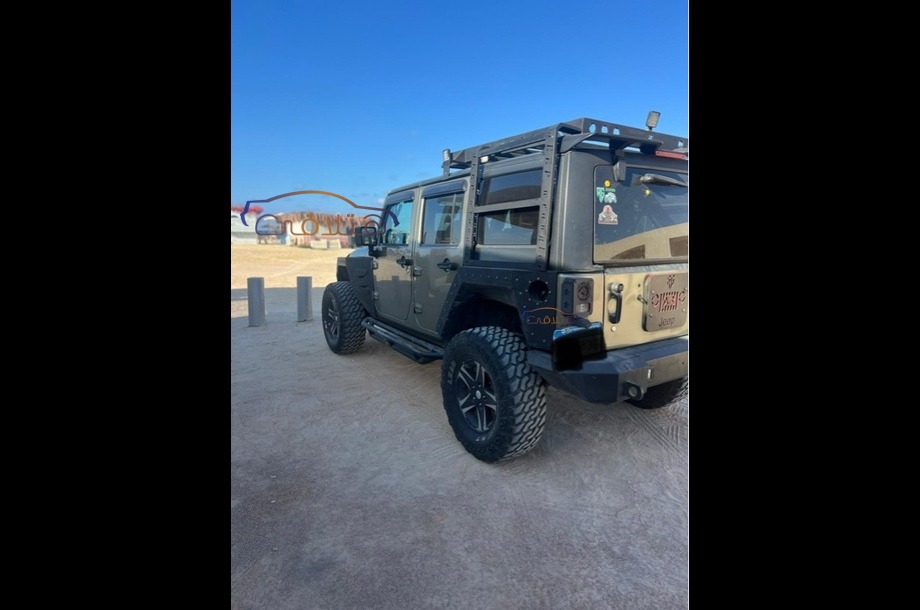 Wrangler Jeep ذهبي