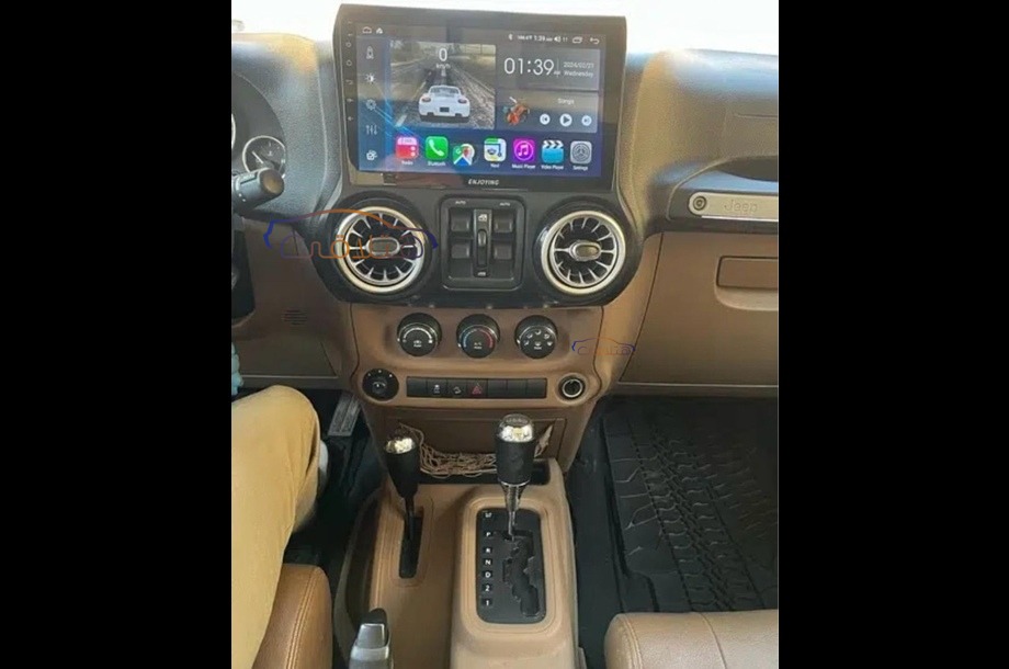 Wrangler Jeep ذهبي