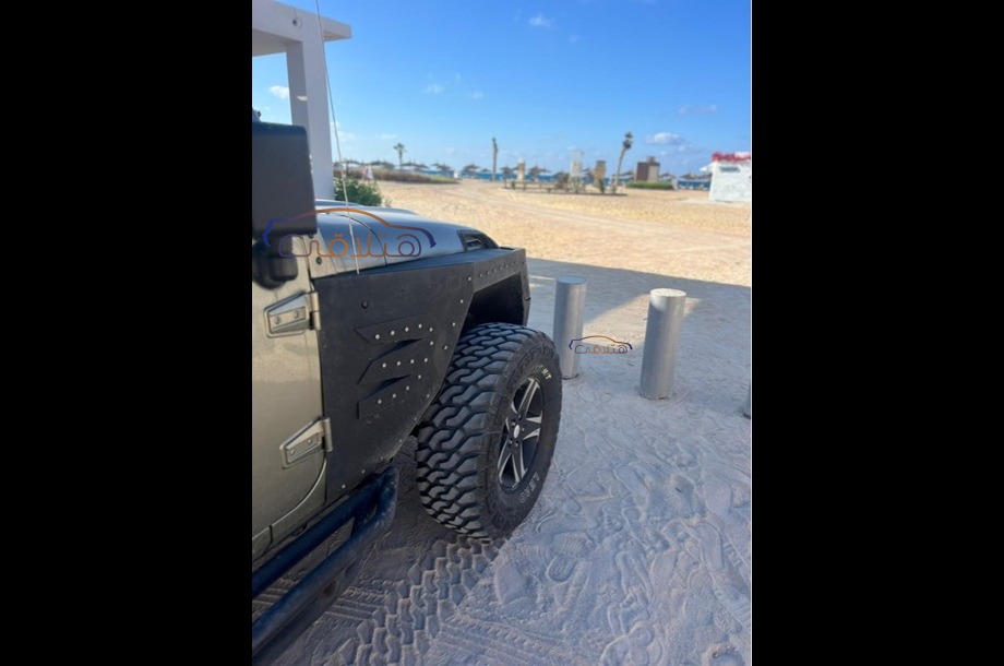 Wrangler Jeep ذهبي