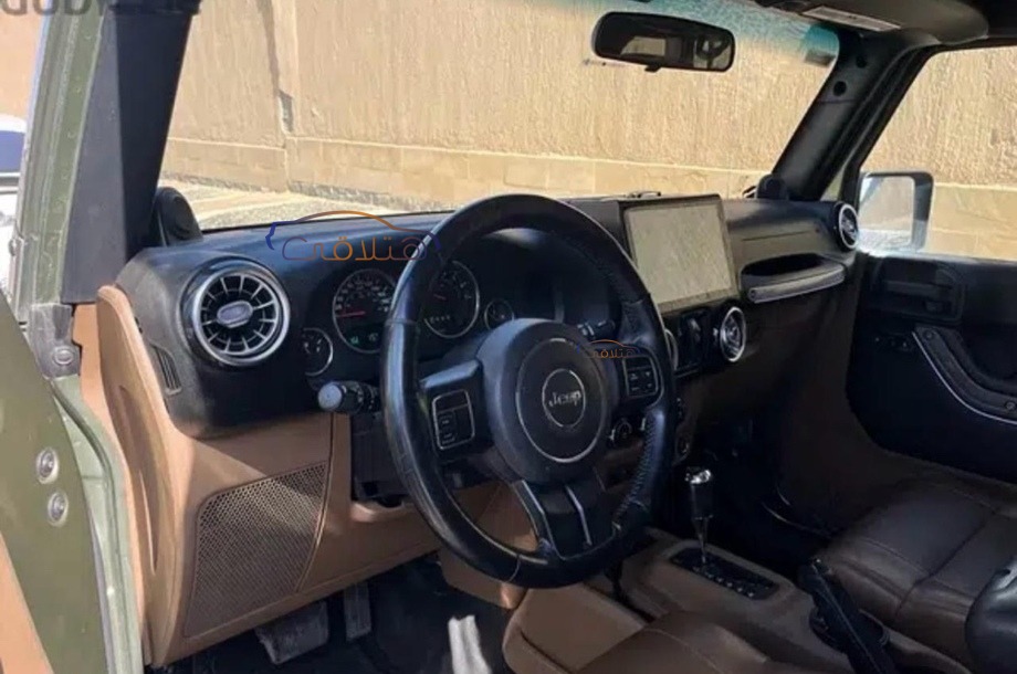 Wrangler Jeep ذهبي