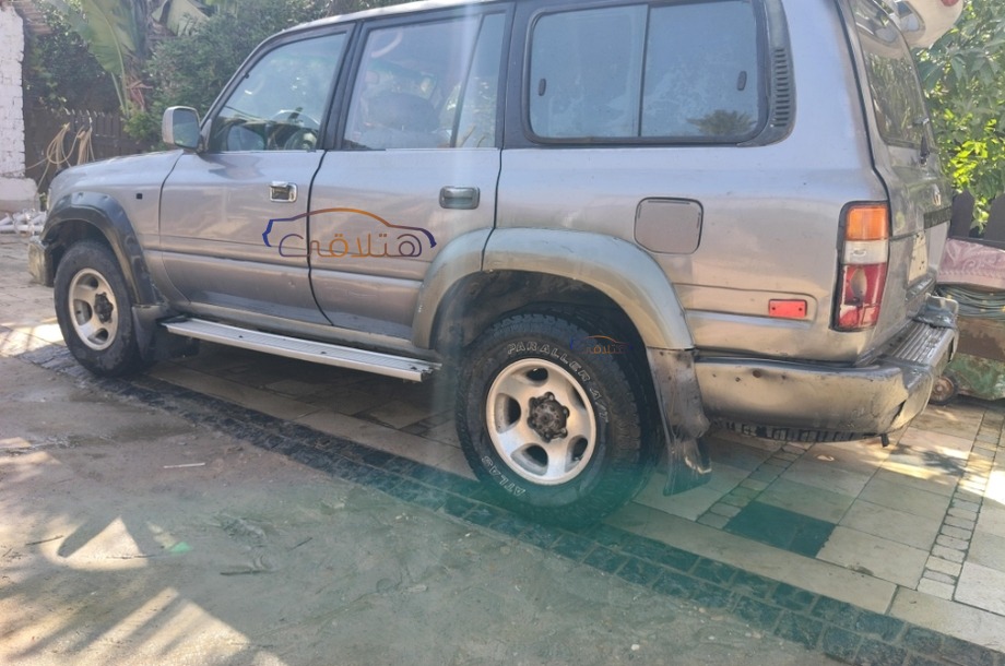 Land Cruiser Toyota رمادي