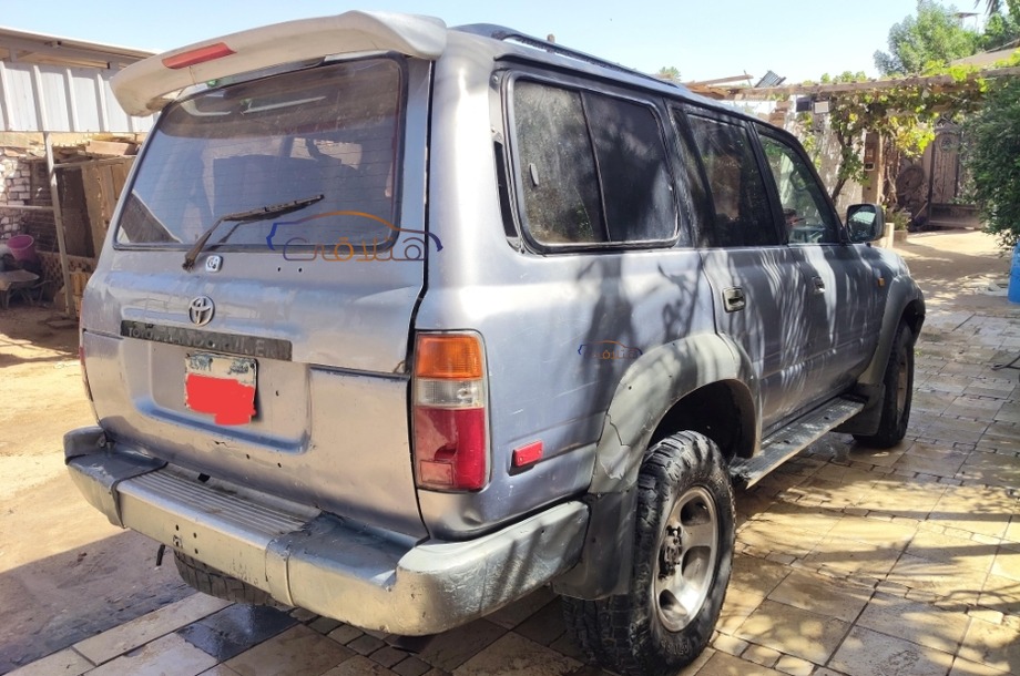 Land Cruiser Toyota رمادي