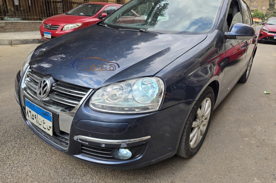 Jetta Volkswagen الأزرق الداكن