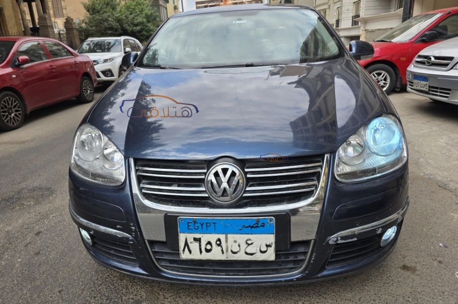 Jetta Volkswagen الأزرق الداكن