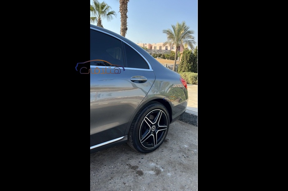 C 180 Mercedes فضي