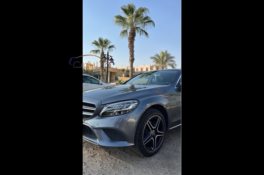 C 180 Mercedes فضي