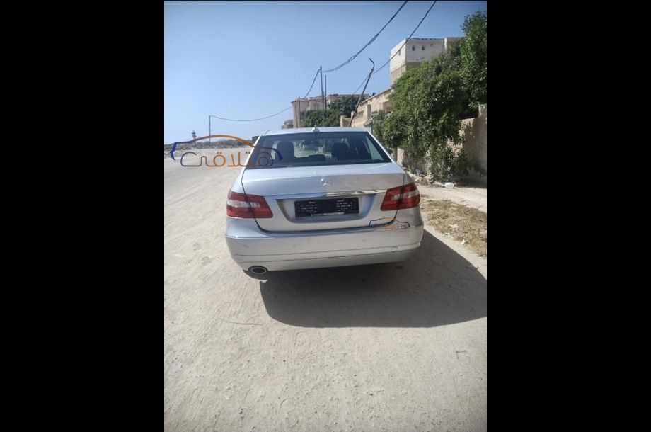 E 200 Mercedes فضي