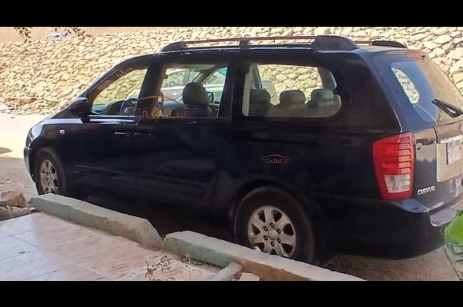 Carnival Kia أسود