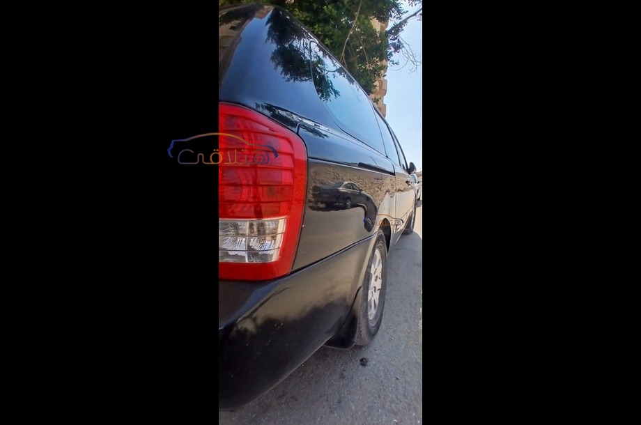 Carnival Kia أسود