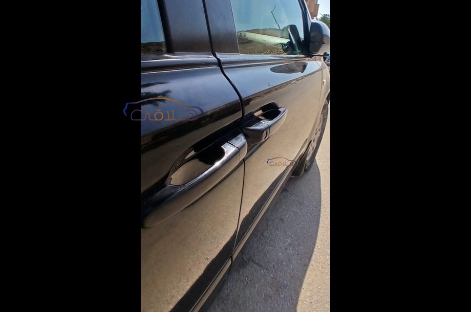 Carnival Kia أسود