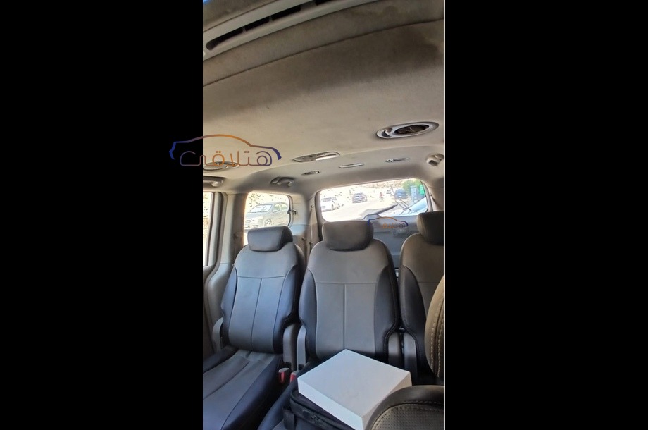 Carnival Kia أسود