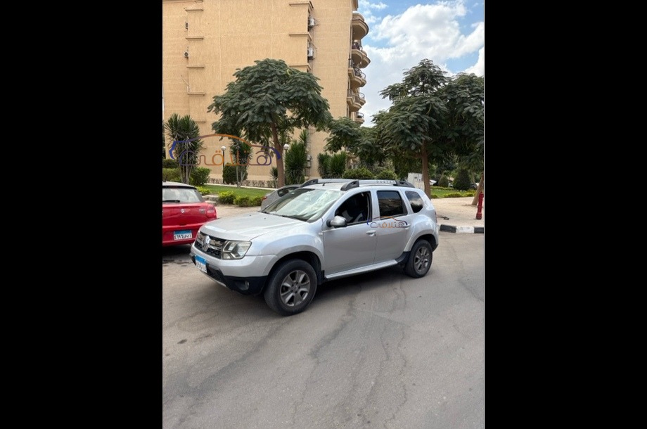 Duster Renault فضي