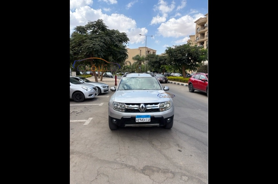 Duster Renault فضي