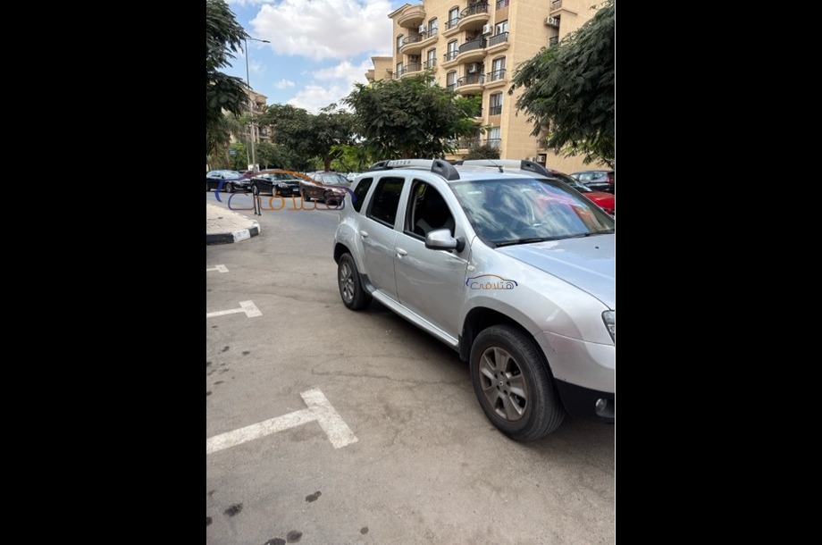 Duster Renault فضي