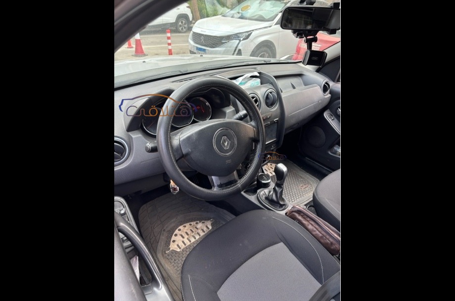 Duster Renault فضي
