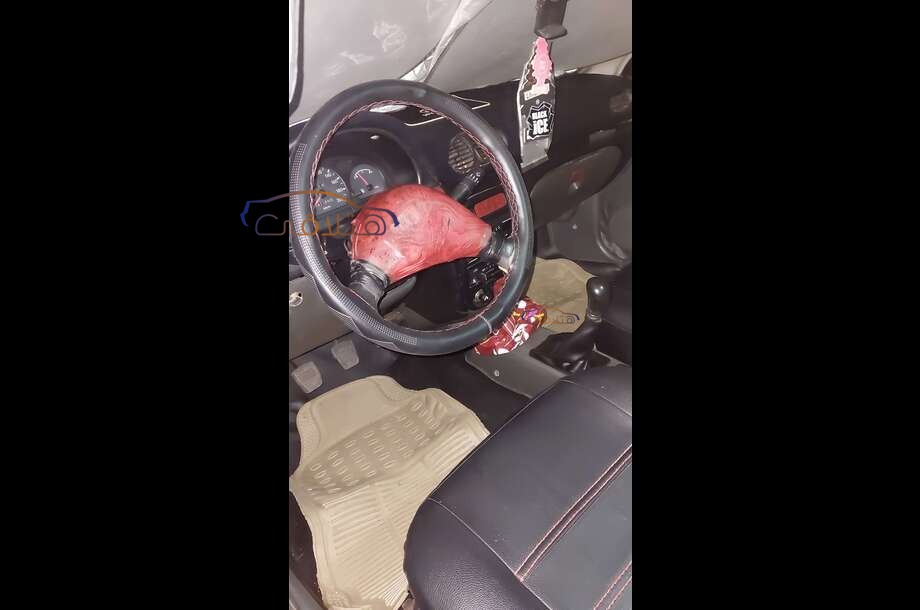 Accent Hyundai احمر غامق